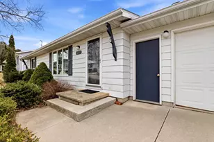 1221 Summit St, Manitowoc, WI 54220 - Photo 2