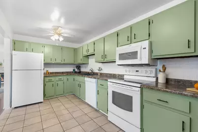 5266 S Somerset Ln, Greenfield, WI 53221 - Photo 10