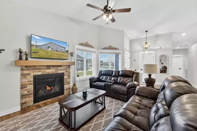 W206N16159  Stonebrook Dr, Jackson, WI 53037 - Photo 2