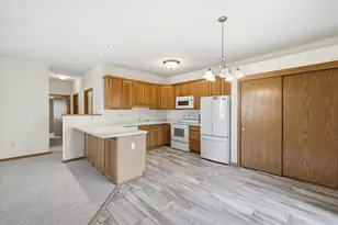 853 Cheyenne Ave, Grafton, WI 53024 - Photo 4