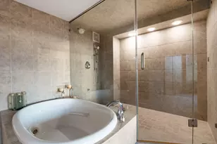 929 N Astor St, Milwaukee, WI 53202 - Photo 16