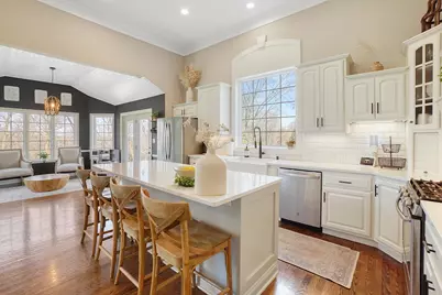 317  River Bluff Cir, Oconomowoc, WI 53066 - Photo 8