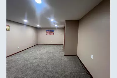 4615 S Woodland Dr, Greenfield, WI 53220 - Photo 16