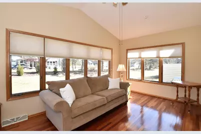 1040  Lansdowne Ct, Brookfield, WI 53045 - Photo 8