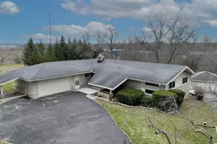 N60W15671 Hawthorne Dr, Menomonee Falls, WI 53051 - Photo 4