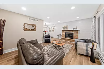 N85W12940  Renee Dr, Menomonee Falls, WI 53051 - Photo 6