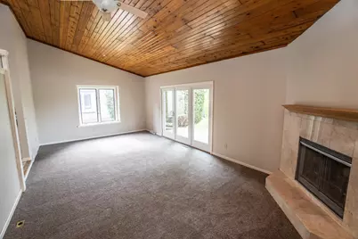 W179N9765  Riversbend Cir, Germantown, WI 53022 - Photo 2