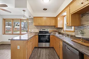9837 W Sarasota Pl, Milwaukee, WI 53222 - Photo 4