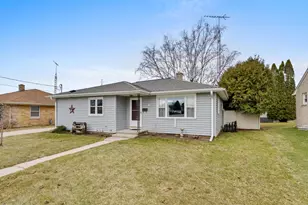 1318 S 24th St, Manitowoc, WI 54220 - Photo 2