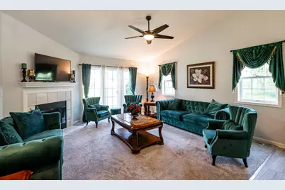 5201 S Tuckaway Blvd, Greenfield, WI 53221 - Photo 10