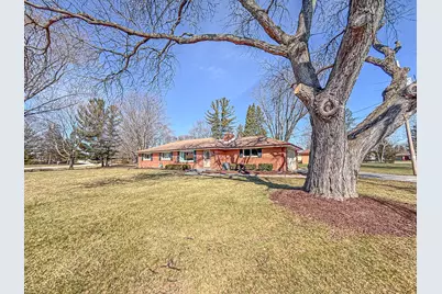 W158N5725  Elmway Dr, Menomonee Falls, WI 53051 - Photo 2