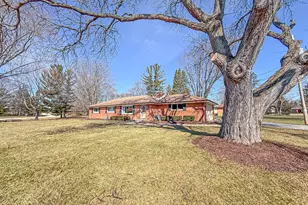 W158N5725 Elmway Dr, Menomonee Falls, WI 53051 - Photo 2