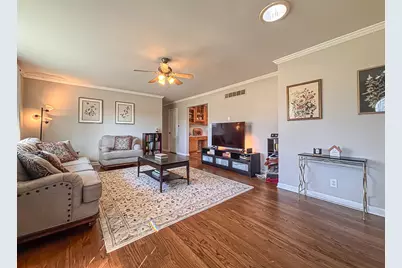 W158N5725  Elmway Dr, Menomonee Falls, WI 53051 - Photo 4