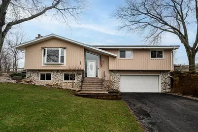 21710 W Ann Louise Ct, New Berlin, WI 53146 - Photo 2