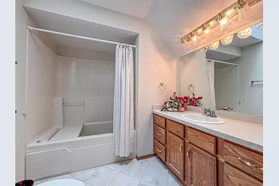 7236 S Hillendale Dr, Franklin, WI 53132 - Photo 18