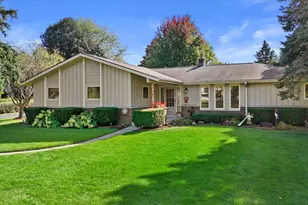 N8W27287 Woodridge Ln, Pewaukee, WI 53188 - Photo 2