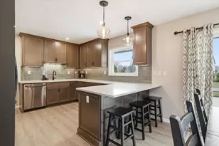 N64W15472 Sunny Dale Dr, Menomonee Falls, WI 53051 - Photo 4