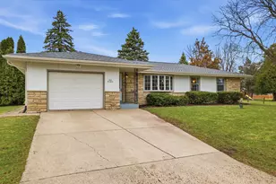 N64W15472 Sunny Dale Dr, Menomonee Falls, WI 53051 - Photo 2