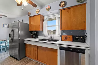 717  Buchholz St, Two Rivers, WI 54241 - Photo 8