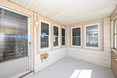 7702 W Lorraine Pl, Milwaukee, WI 53222 - Photo 10