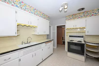 7702 W Lorraine Pl, Milwaukee, WI 53222 - Photo 12