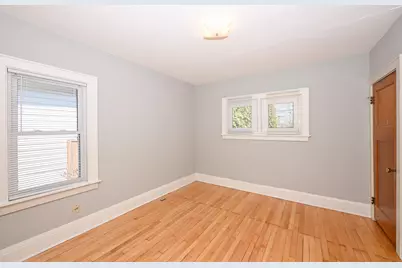 7702 W Lorraine Pl, Milwaukee, WI 53222 - Photo 18