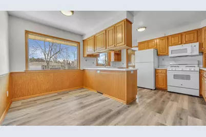 2420  Mayflower Ave, Sheboygan, WI 53083 - Photo 6