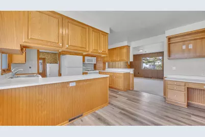 2420  Mayflower Ave, Sheboygan, WI 53083 - Photo 4