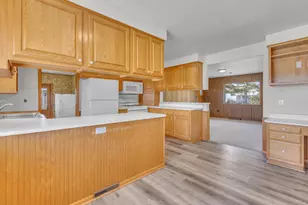 2420 Mayflower Ave, Sheboygan, WI 53083 - Photo 4