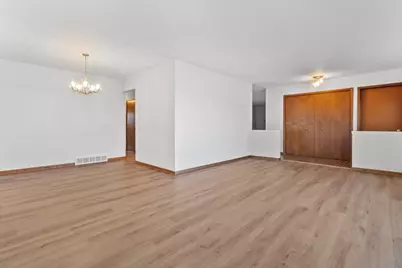 210  Echo Ln, Racine, WI 53406 - Photo 6