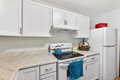 1659 S Carriage Ln #8, New Berlin, WI 53151 - Photo 2