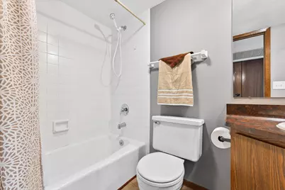 1659 S Carriage Ln #8, New Berlin, WI 53151 - Photo 8