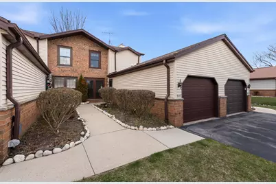 8247 S Legend Dr, Franklin, WI 53132 - Photo 2