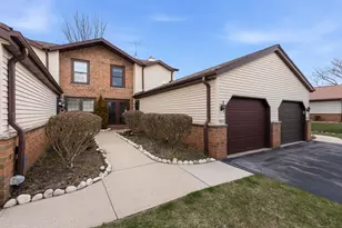 8247 S Legend Dr, Franklin, WI 53132 - Photo 2