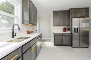 1363 S 91st St, West Allis, WI 53214 - Photo 14