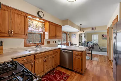 2908  Devonshire Ct, Waukesha, WI 53188 - Photo 4