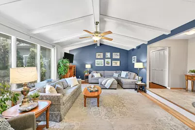 2138  Edgewood Dr, Grafton, WI 53024 - Photo 8