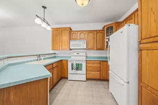 6615 Spring Hill Dr, Racine, WI 53406 - Photo 10