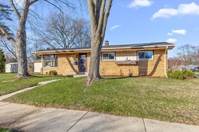 603  Meadowbrook Dr, West Bend, WI 53090 - Photo 2