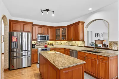 8623 S Country Club Dr, Franklin, WI 53132 - Photo 10