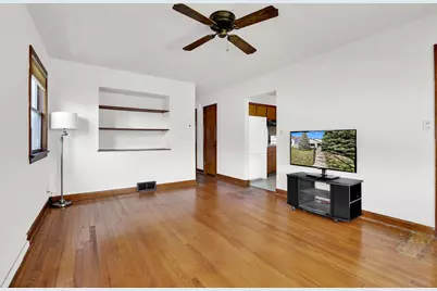 916 W Eden Pl, Milwaukee, WI 53221 - Photo 2