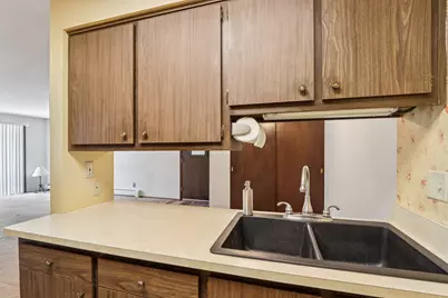 8510 W Waterford Ave #5, Greenfield, WI 53228 - Photo 10