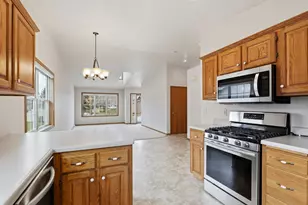 437 Kennedy Ct, Howards Grove, WI 53083 - Photo 4