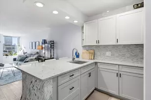 929 N Astor St, Milwaukee, WI 53202 - Photo 10