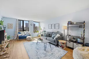 929 N Astor St, Milwaukee, WI 53202 - Photo 2