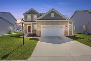 547 Wild Oak Rd, Hartland, WI 53029 - Photo 2