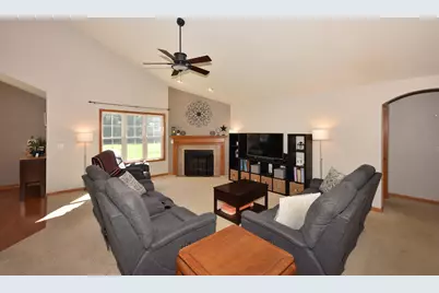 550  Hunters Xing, Slinger, WI 53086 - Photo 4