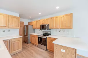 2255 Circle Ridge, Delafield, WI 53018 - Photo 6