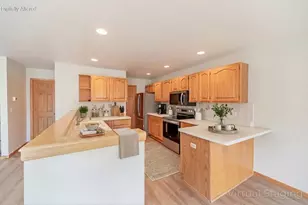 2255 Circle Ridge Rd, Delafield, WI 53018 - Photo 6