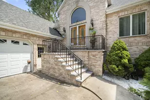 W304N2470 Maple Ave, Delafield, WI 53072 - Photo 8